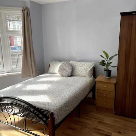Modern 5 Bedroom Family House - 18 Mins To Station London Exteriör bild