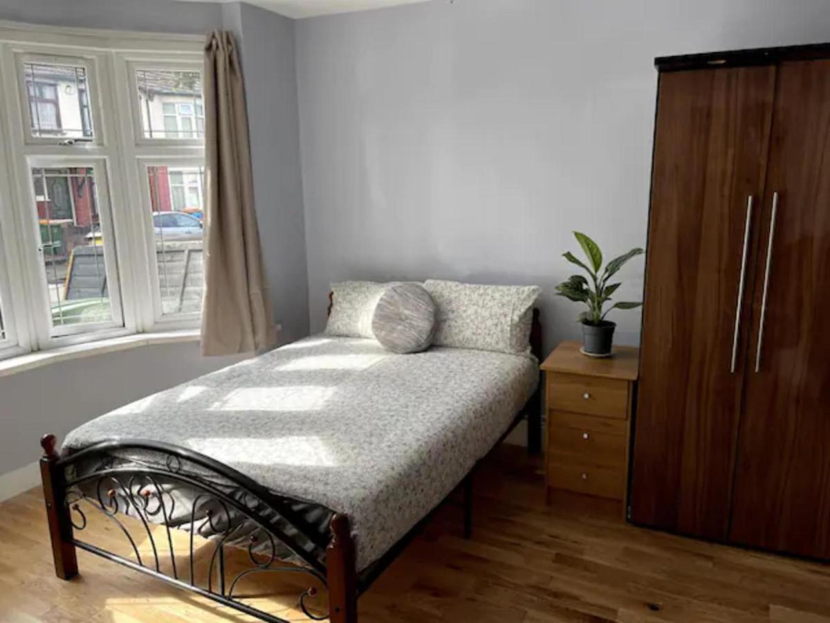 Modern 5 Bedroom Family House - 18 Mins To Station London Exteriör bild