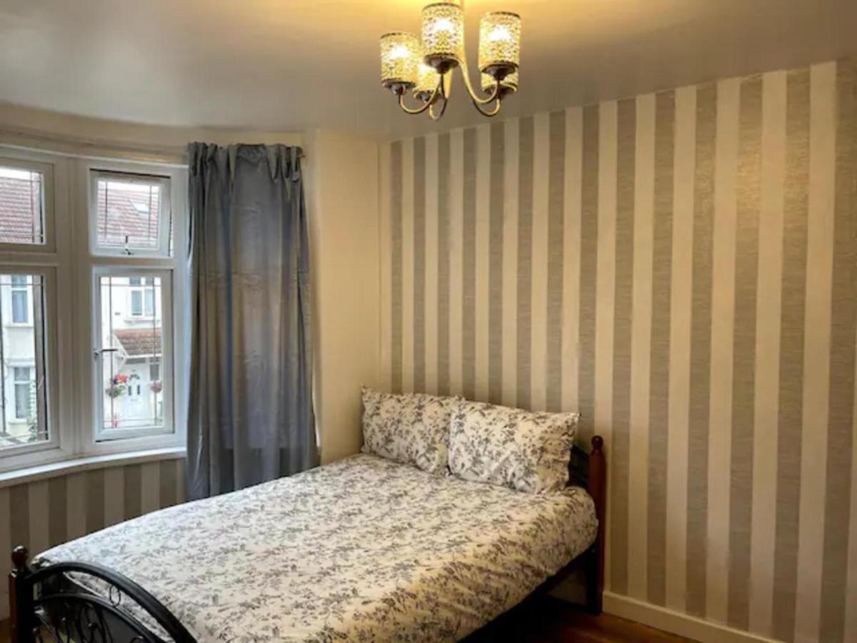 Modern 5 Bedroom Family House - 18 Mins To Station London Exteriör bild